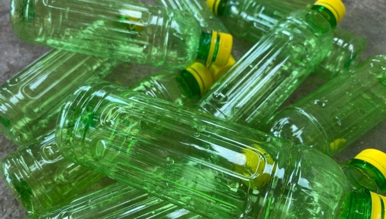 Per le bottiglie di plastica cambia tutto, anche il colore