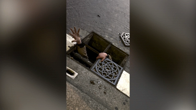 Un grido dal tombino: l'incredibile salvataggio