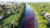Il fiume si tinge di rosso: paura per l''effetto sangue'