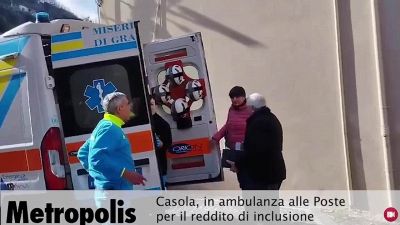 Alle Poste in ambulanza per incassare il reddito d'inclusione