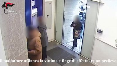 Furto al bancomat: la tecnica dei soldi caduti