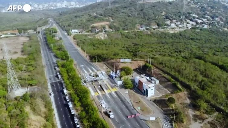 Distrutto un casello autostradale: le immagini inquietanti