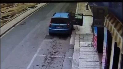 L'auto travolge l'anziana: salva miracolosamente