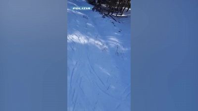 Follia sulle Dolomiti: si lancia dalla seggiova
