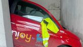 Cosa ci fa una 500 parcheggiata sulle scale di un condominio?