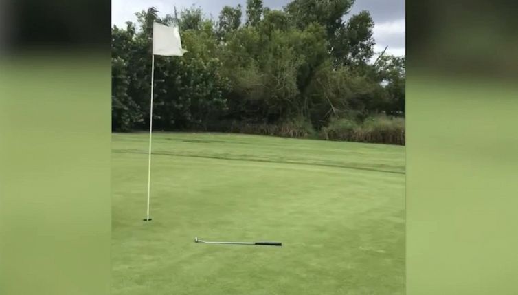 Giocano a golf quando appare un pericolo mortale