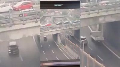 Autocisterna si ribalta sulla tangenziale di Napoli: il video dell'incidente