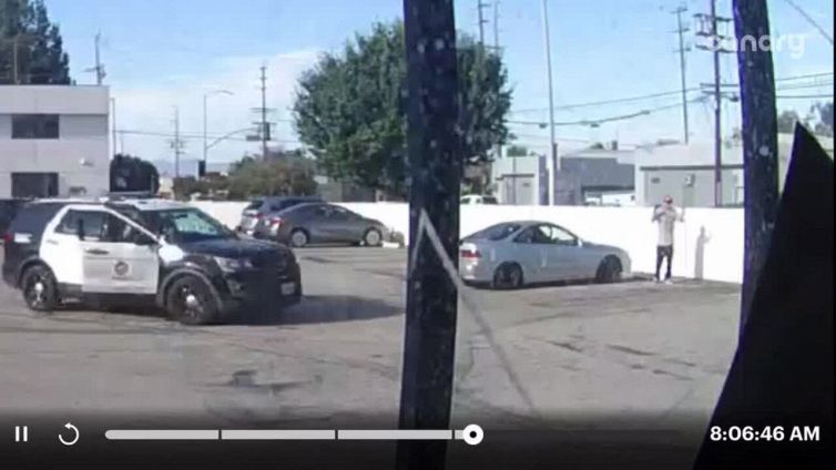 La figuraccia del poliziotto è epocale: il video è da non credere