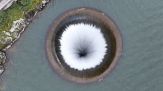 Un enorme buco in un lago californiano: cos'è il "Glory Hole"