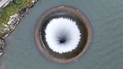 Un enorme buco in un lago californiano: cos'è il "Glory Hole"