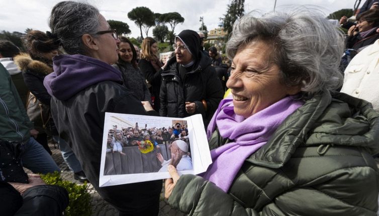 Fiori gialli a Papa Francesco, qual è il vero significato