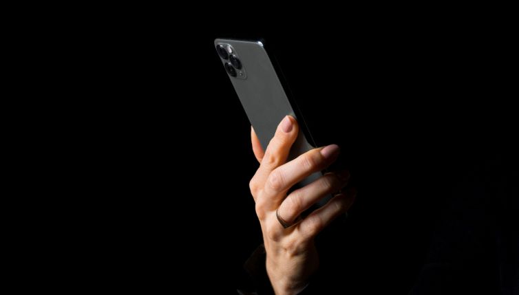 Truffa del curriculum su WhatsApp, così i truffatori ti ingannano
