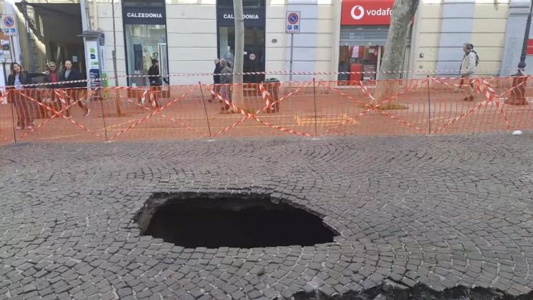 Voragine a Napoli, vi finisce dentro compattatore dei rifiuti