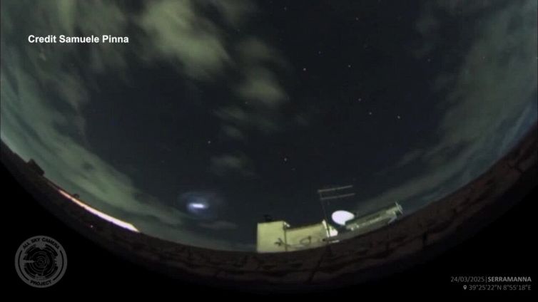 Spirale blu avvistata nei cieli d'Italia: di cosa si tratta