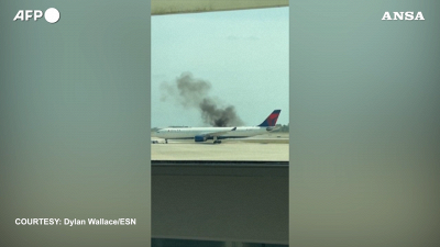 Aereo Delta in fiamme all'aeroporto di Orlando