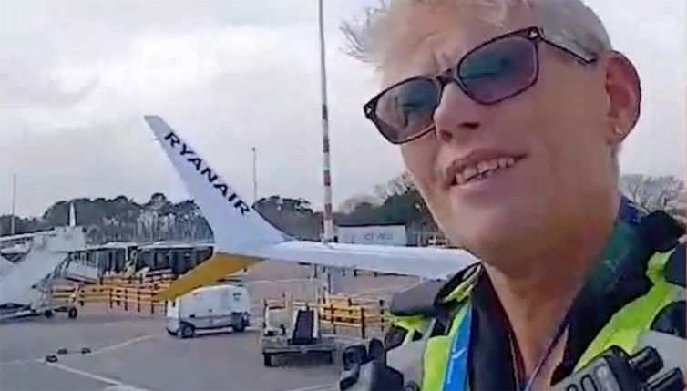 Cacciati dall'aereo Ryanair per 8 euro di patatine e cola