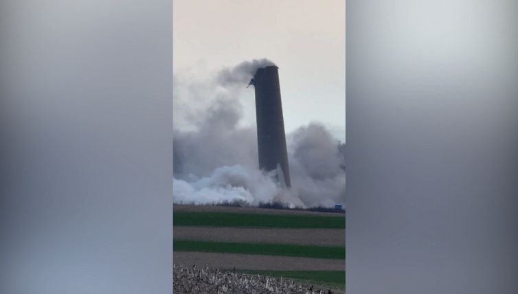 Serie di esplosioni: le torri crollano una dopo l'altra