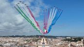 Le Frecce Tricolori volano davanti Mattarella e i Reali d'Inghilterra