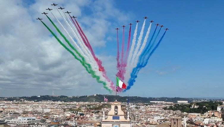 Le Frecce Tricolori volano davanti Mattarella e i Reali d'Inghilterra