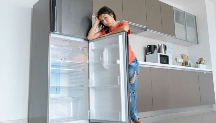 Perché il frigo fa un rumore strano e vibra: cause e soluzioni
