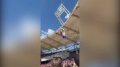 Il paracadutista plana sullo stadio ma sbaglia tutto