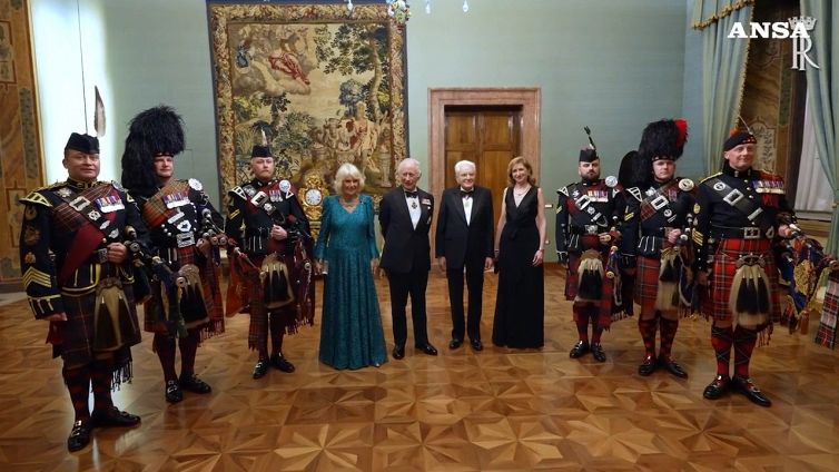 Al Quirinale l'esibizione con le cornamuse dei Royal Pipers