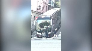Primo giorno di lavoro: l'autista incastra l'autobus nella strada