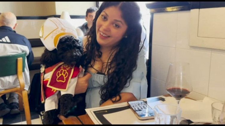 Un cane vestito da Papa vicino al Vaticano per il conclave