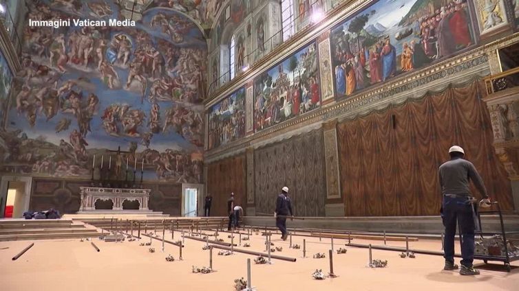 Conclave, l'allestimento della Cappella Sistina