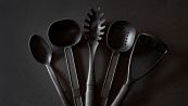 Perché evitare la plastica nera in cucina: i rischi