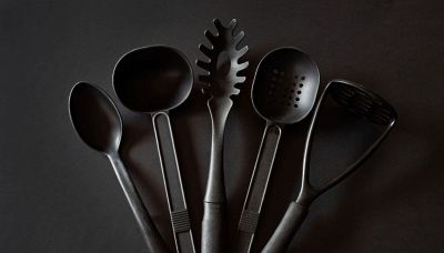 Perché evitare la plastica nera in cucina: i rischi