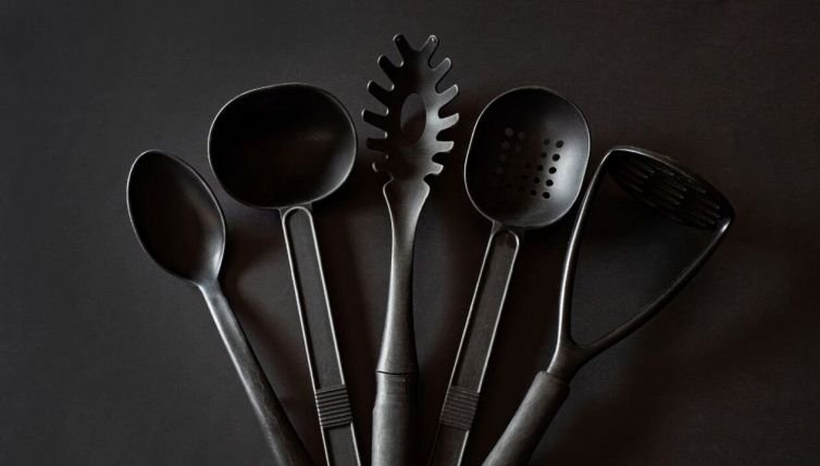 Perché evitare la plastica nera in cucina: i rischi