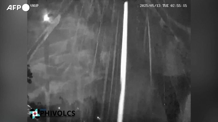 Erutta vulcano, colonna di cenere alta tre chilometri