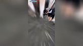 Roma, borseggiatore in azione filmato in diretta: arrestato in flagranza