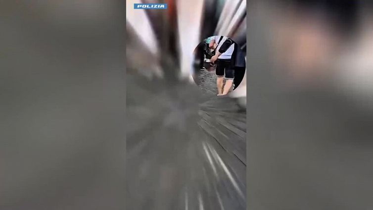 Roma, borseggiatore in azione filmato in diretta: arrestato in flagranza