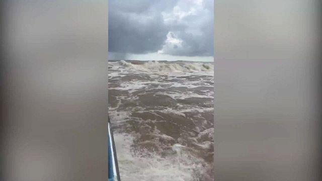 La barca contro onde da brividi