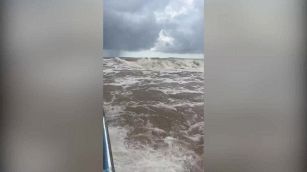 La barca contro onde da brividi