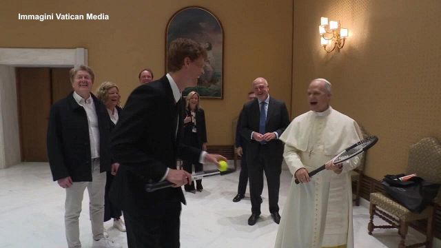 Sinner sfida il Papa a tennis