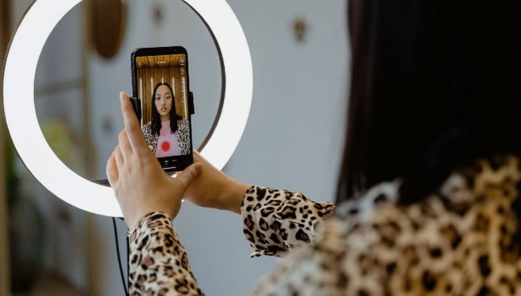 Cosa vuol dire “badalada” e perché i Gen Z la usano