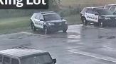 Paura nel parcheggio: fulmine colpisce auto della polizia