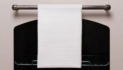 Non lasciare lo straccio sulla maniglia del forno: è pericoloso