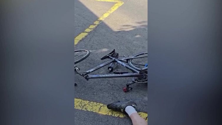 Il ciclista si schianta sulla DeLorean