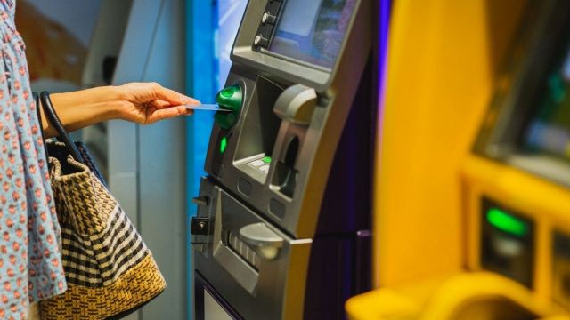 Trova soldi al bancomat: è follia