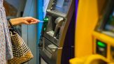 Trova 100 euro al bancomat e li restituisce: scatta la follia social