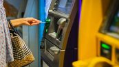 Trova 100 euro al bancomat e li restituisce: scatta la follia social