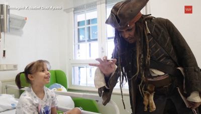 Johnny Depp fa visita ai bambini malati in ospedale vestito da Jack Sparrow