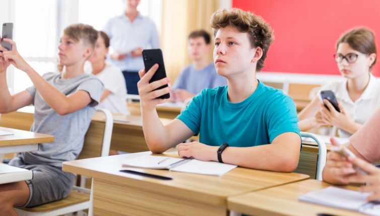 Smartphone vietati in tutte le scuole: come, quando e perché