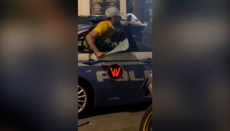 Ladro fugge dall'auto della polizia