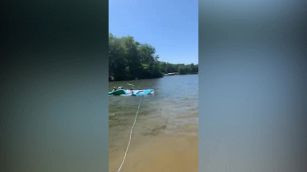 Serpente su materassino: panico!