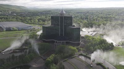 La demolizione dello storico albergo è spettacolare